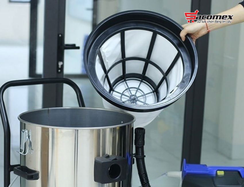 Kiểm tra túi/hộp chứa bụi khi sửa máy hút bụi