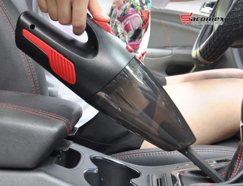 Sử dụng máy hút bụi mini để làm sạch xe hơi