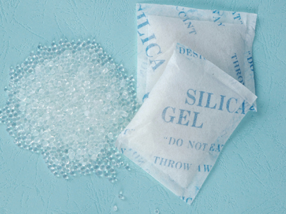 Tủ chống ẩm sử dụng chất hấp thụ ẩm (như hạt silica gel):