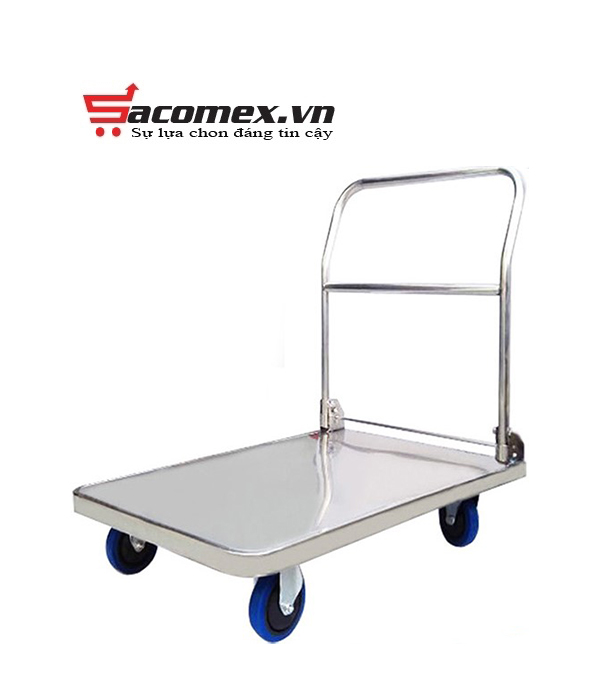 Giới thiệu xe đẩy inox Sacomex NK01 Xe đẩy inox Sacomex NK01 là sản phẩm chất lượng cao được thiết kế để đáp ứng nhu cầu vận chuyển hàng hóa trong các môi trường công nghiệp, thương mại và gia đình. Với thiết kế hiện đại, tải trọng lớn và chất liệu bền bỉ, sản phẩm mang đến sự tiện lợi, an toàn và hiệu quả tối đa cho người dùng.  Thông số kỹ thuật nổi bật của xe đẩy inox Sacomex NK01 Chất liệu: Inox 202 bền bỉ, chống gỉ sét, phù hợp với nhiều môi trường làm việc. Tải trọng: 300kg, đáp ứng nhu cầu vận chuyển hàng hóa nặng. Kích thước sàn xe: 600mm x 900mm, rộng rãi để chứa hàng hóa cồng kềnh. Chiều cao tổng thể: 870mm, tối ưu hóa thao tác đẩy và điều hướng. Cự ly sàn xe: 180mm, đảm bảo ổn định khi di chuyển. Bánh xe: Đường kính 125mm, chất liệu cao su bền, giảm chấn tốt và di chuyển êm ái. Kiểu dáng: Xe đẩy tay gập 4 bánh, dễ dàng lưu trữ và tiết kiệm không gian. Tay đẩy: To, dày, dễ cầm nắm, tạo cảm giác thoải mái khi sử dụng. Màu sắc: Trắng tinh tế, phù hợp với mọi không gian sử dụng. Bảo hành: 12 tháng, đảm bảo chất lượng và sự yên tâm cho khách hàng. Ưu điểm của xe đẩy inox Sacomex NK01 Tải trọng lớn: Khả năng chịu tải lên đến 300kg giúp người dùng vận chuyển hàng hóa nặng một cách dễ dàng. Thiết kế thông minh: Tay đẩy chắc chắn, kích thước sàn xe rộng rãi và cự ly thấp giúp tăng độ an toàn khi di chuyển. Chất liệu cao cấp: Inox 202 và bánh cao su không chỉ bền bỉ mà còn chống mài mòn, phù hợp với điều kiện sử dụng khắc nghiệt. Di chuyển linh hoạt: Bánh xe cao su rời 125mm giảm thiểu tiếng ồn, giúp xe di chuyển nhẹ nhàng trên mọi bề mặt. Dễ dàng bảo quản: Thiết kế gập gọn giúp tiết kiệm không gian lưu trữ. Ứng dụng của xe đẩy inox Sacomex NK01 Vận chuyển hàng hóa trong kho bãi, nhà máy, siêu thị và nhà hàng. Sử dụng tại các công trình xây dựng hoặc vận chuyển thiết bị nặng. Phù hợp cho các công việc di chuyển hàng hóa trong gia đình. Hướng dẫn bảo quản xe đẩy inox Sacomex NK01 Vệ sinh định kỳ để giữ bề mặt inox luôn sáng bóng và sạch sẽ. Kiểm tra bánh xe thường xuyên để đảm bảo độ bám và giảm thiểu hao mòn. Lưu trữ xe tại nơi khô ráo, thoáng mát khi không sử dụng. Mua xe đẩy inox Sacomex NK01 ở đâu? Sacomex NK01 là lựa chọn hàng đầu cho các nhu cầu vận chuyển. Hãy đến ngay cửa hàng chính hãng hoặc các đại lý phân phối uy tín để sở hữu sản phẩm này với giá tốt nhất.  Từ khóa liên quan Xe đẩy tay inox 4 bánh Xe đẩy hàng inox Sacomex NK01 Xe đẩy tay gập tải trọng 300kg Xe đẩy tay inox cao cấp Xe đẩy inox Sacomex NK01 không chỉ là một công cụ vận chuyển, mà còn là giải pháp nâng cao hiệu quả công việc, tiết kiệm thời gian và chi phí. Đừng bỏ lỡ sản phẩm tuyệt vời này!